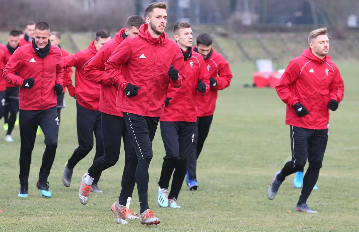 Już w piątek do gry po przerwie spowodowanej koronawirusem wraca piłkarska ekstraklasa. W sobotę czeka nas bardzo ważne spotkanie dla układu dolnej części tabeli. 12. Górnik Zabrze zmierzy się z ostatnim ŁKS-em Łódź. "Wiedząc, jakim trenerem jest Wojciech Stawowy, możemy się tylko domyślać, jak ŁKS będzie grał" – mówi Paweł Bochniewicz, obrońca zabrzańskiej drużyny. O tym, jak wyglądają przygotowania do pierwszego po przerwie meczu i o tym, co może być najważniejsze w tej nietypowej końcówce sezonu z Pawłem Bochniewiczem rozmawiał Wojciech Marczyk z redakcji sportowej RMF FM. 