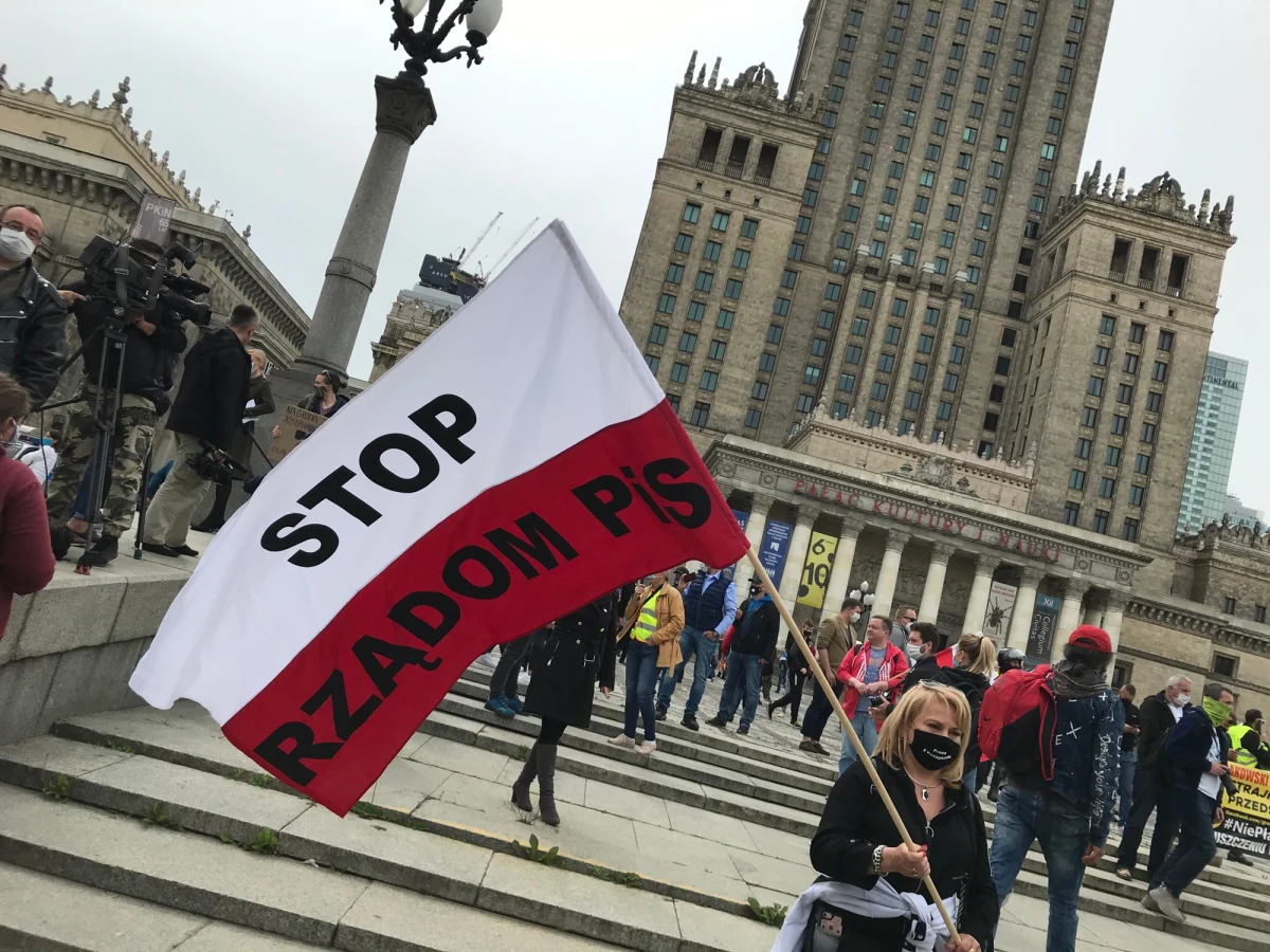 Według policji, jeden z zatrzymanych podczas sobotniego protestu przedsiębiorców ma „powszechne objawy zakażenia”. Mężczyzna ten przyjechał do Warszawy ze Śląska. Jest jednym z siedmiu zatrzymanych osób. 