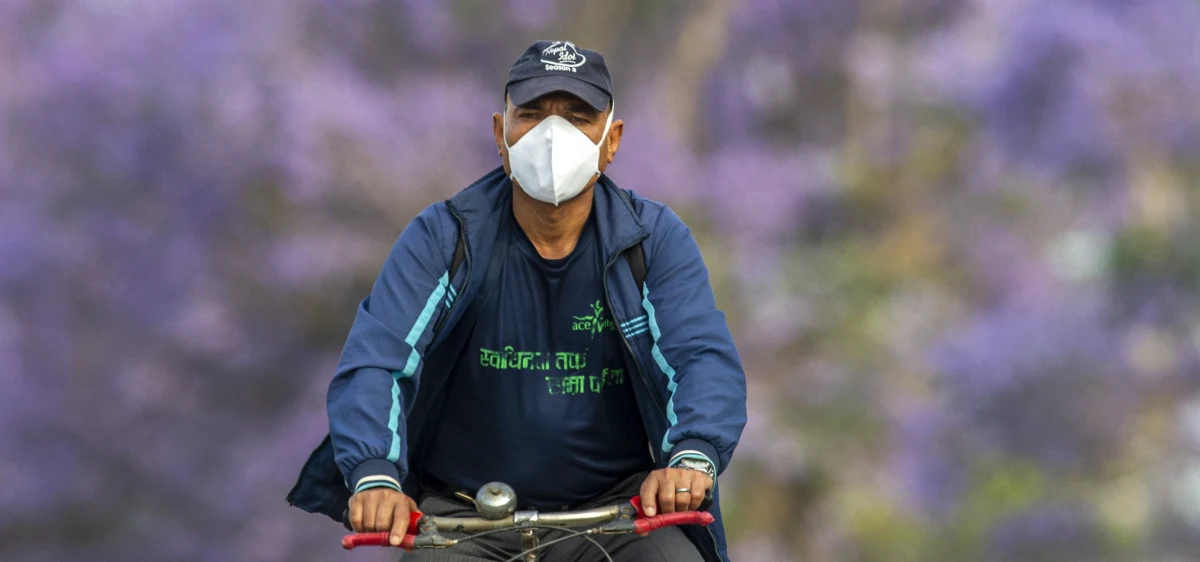 "Dzisiaj lub jutro będziemy komunikowali, od kiedy nie będzie obowiązkowe noszenie maseczek ochronnych w przestrzeni publicznej" - ogłosił na antenie Polsat News Łukasz Szumowski. Szef resortu zdrowia zastrzegł przy tym, że ostateczne decyzje ws. zniesienia obowiązku noszenia maseczek zależeć będą od sytuacji epidemicznej w danym województwie. Według ustaleń dziennikarza RMF FM Krzysztofa Berendy, być może już 1 czerwca będziemy mogli zdjąć maseczki na świeżym powietrzu.