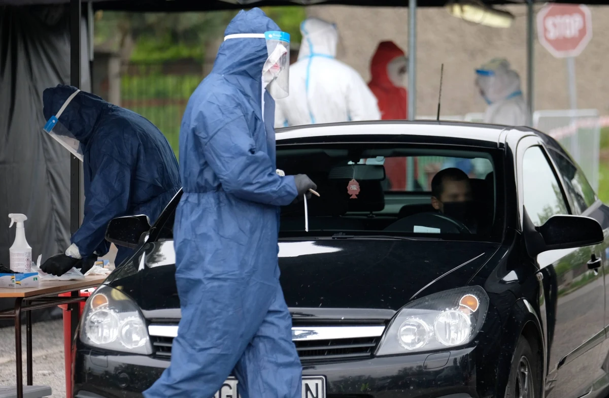 Ponad 50 nowych przypadków koronawirusa potwierdzono minionej doby wśród górników trzech spółek węglowych. Ogółem w poniedziałek rano zakażonych było 3376 górników z kilkunastu kopalń. Wczoraj było to 3323 osób.