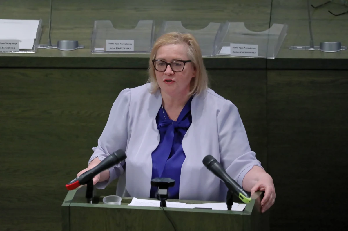 Sędzia Małgorzata Manowska zostanie powołana na stanowisko I Prezesa Sądu Najwyższego - taką decyzję podjął prezydent Andrzej Duda. Manowska znalazła się w gronie 5 kandydatów wskazanych przed dwoma dniami - po długich i burzliwych obradach - przez Zgromadzenie Ogólne Sędziów SN. Co ciekawe, uzyskała dwukrotnie niższą liczbę głosów od sędziego Włodzimierza Wróbla. Gdyby prezydent dochował dotychczasowego obyczaju, na czele Sądu Najwyższego stanąłby właśnie sędzia Wróbel, który uzyskał największe poparcie sędziów SN.