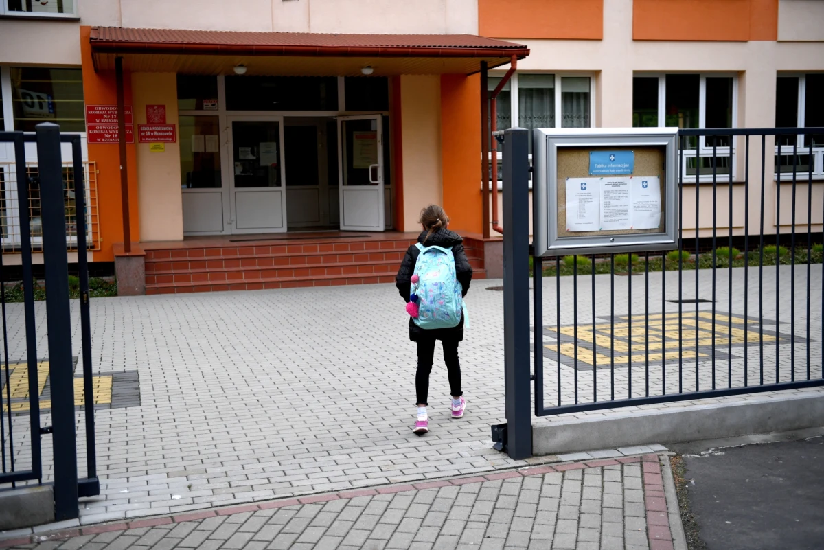 Sekcja Krajowa Oświaty i Wychowania NSZZ "Solidarność" uważa, że przepisy dotyczące prowadzenia od poniedziałku przez nauczycieli "konsultacji" z uczniami są nieostre, nie wiadomo m.in. jaki ma być wymiar tych konsultacji oraz jak mają być wynagradzani nauczyciele za ich prowadzenie.