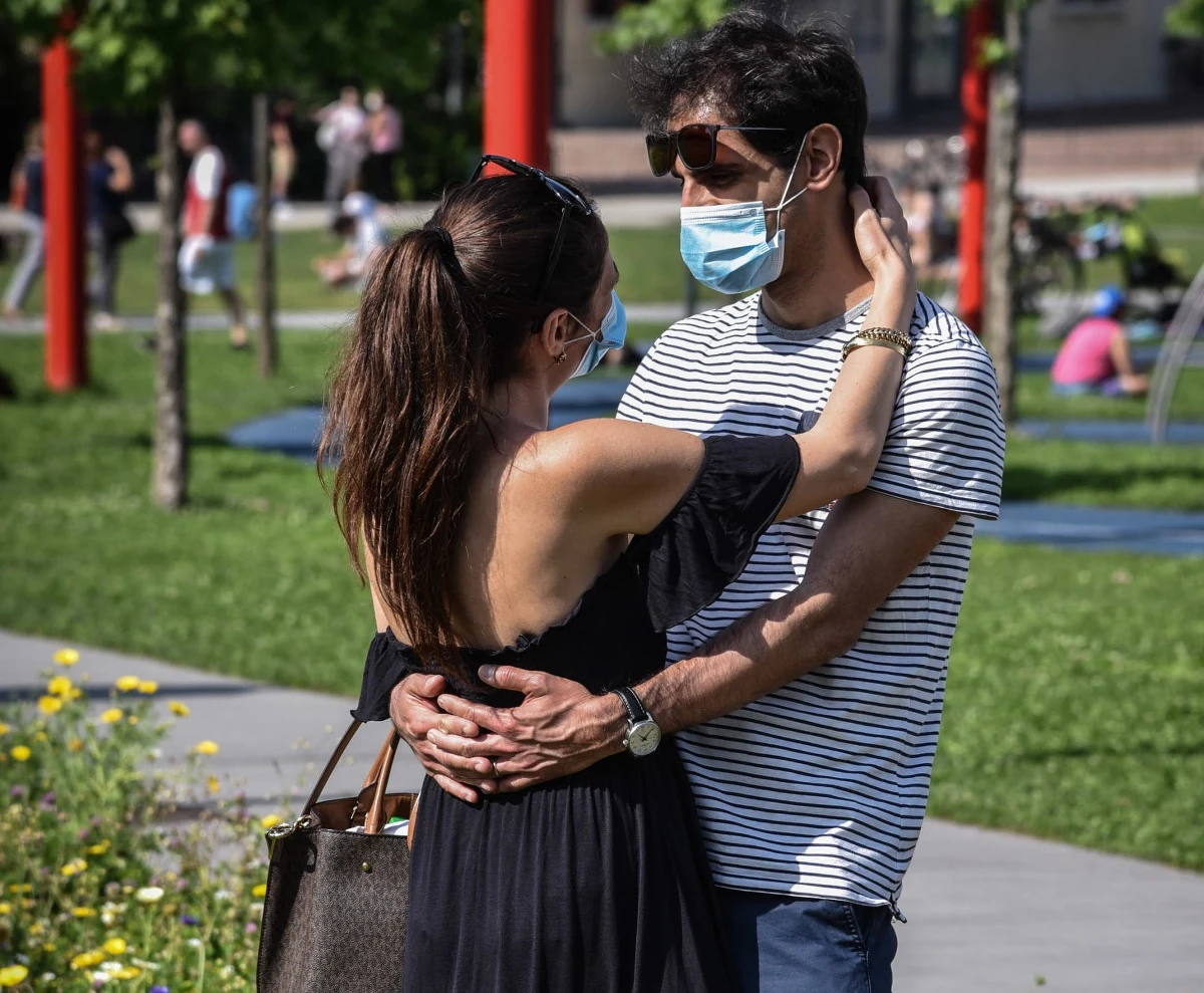 400 euro kary otrzymał mieszkaniec miasta Pawia w Lombardii na północy Włoch za to, że na ulicy objął swoją narzeczoną - podał lokalny dziennik. Oboje mieli maseczki. Policjanci wyjaśnili jednak, że osoby, które nie mieszkają razem, muszą zachować dystans.