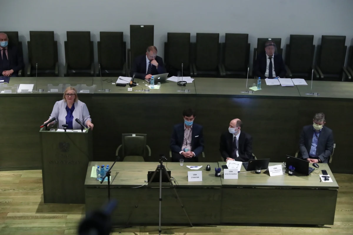 "Ważny etap w porządkowaniu i stabilizowaniu systemu prawnego" - tak szef klubu Prawa i Sprawiedliwości Ryszard Terlecki ocenia wybór Małgorzaty Manowskiej na pierwszą prezes Sądu Najwyższego. Politycy opozycji mówią o wyłączeniu kolejnego ustrojowego bezpiecznika i przejęciu Sądu Najwyższego przez byłą polityk, bo Małgorzata Manowska pełniła funkcję wiceminister sprawiedliwości w pierwszym rządzie PiS-u.