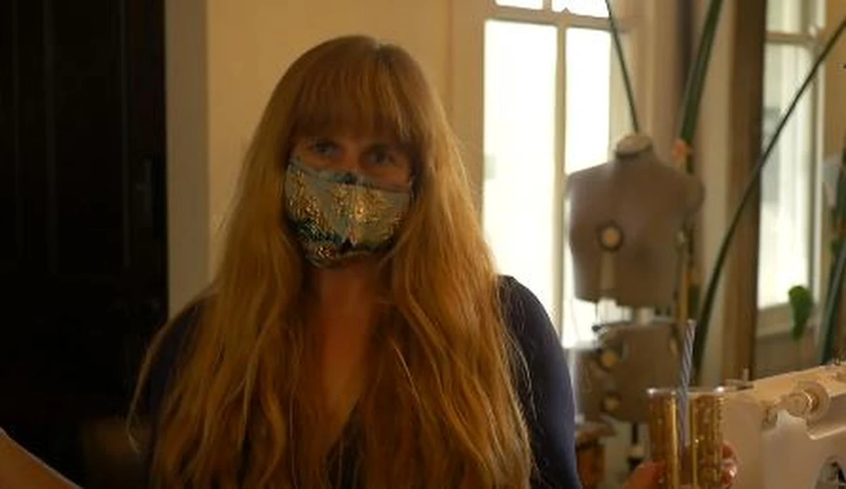 Ellen Macomber, projektantka z Nowego Orleanu w USA, tworzy nietypowe maseczki na twarz. Te szyte przez nią mają mały otwór na... słomkę.