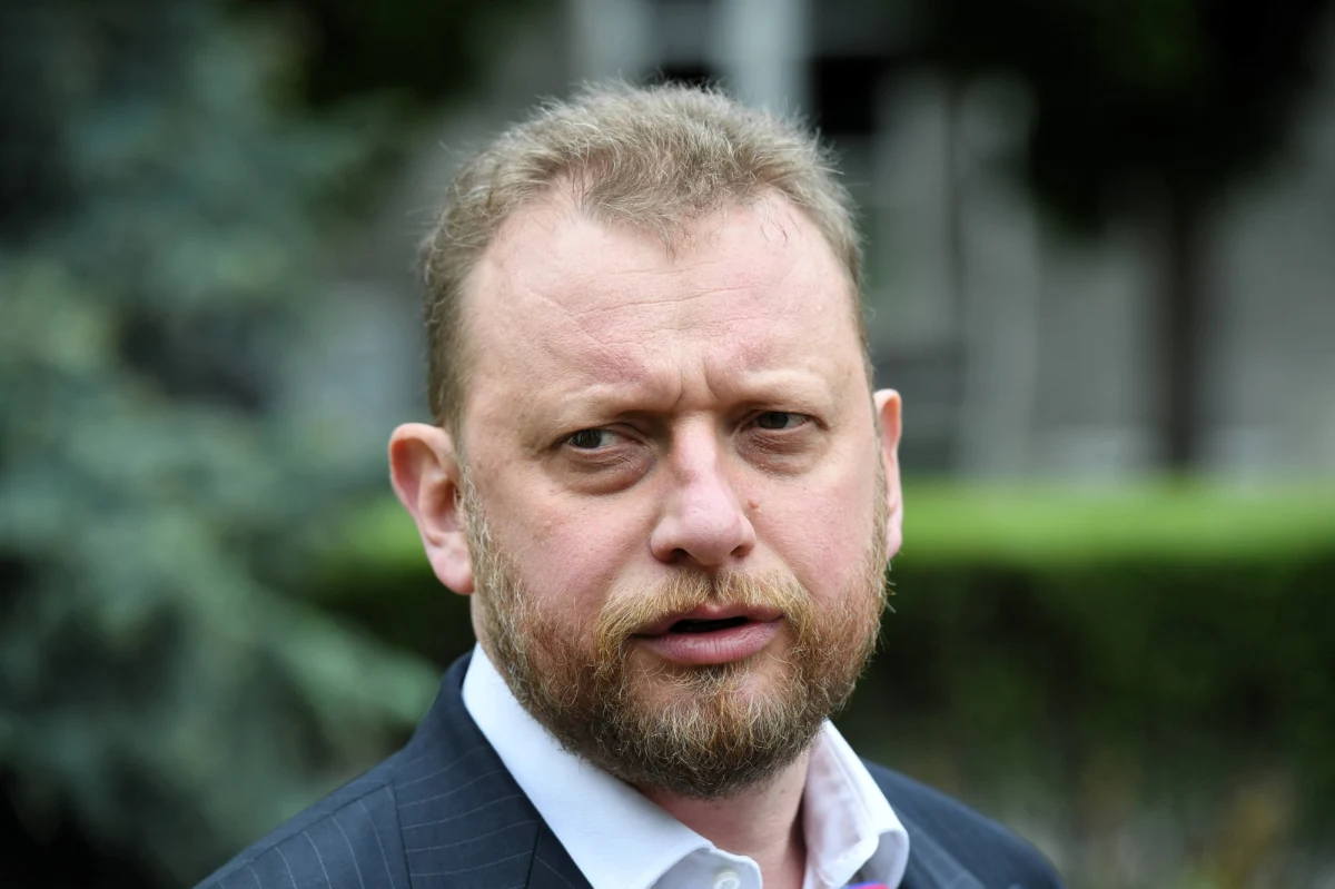 Nigdy nie nadzorowałem Narodowego Centrum Badań i Rozwoju. Nigdy nie wydawałem żadnych decyzji, które ingerowały w wydawanie środków ani w funkcjonowanie tej instytucji - oświadczył minister zdrowia. Posłowie KO twierdzą natomiast, że Łukasz Szumowski jako wiceminister nauki nadzorował działania NCBiR o czym mają świadczyć dokumenty. Według nich Szumowski, reprezentując resort nauki, podpisał umowę na przekazanie Centrum ok. 58 mln zł.