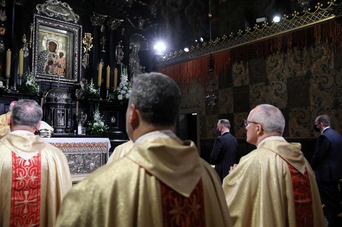 Pielgrzymka wyruszyła w poniedziałek na Jasną Górę z Łowicza. Jak widać na zamieszczonych w internecie nagraniach, podczas pielgrzymki nie były przestrzegane zasady bezpieczeństwa. Onet informuje, że policja pod Słupią zatrzymała pątników. 