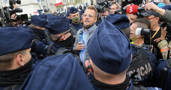 Sąd miał bardzo wiele możliwości, a wybrał opcję najgorszą dla policji, tzn. skierował sprawę ponownie do prokuratury - powiedział w rozmowie z Polską Agencją Prasową Paweł Tanajno. W sobotę podczas protestu przedsiębiorców został zatrzymany za naruszenie nietykalności policjantów, a w poniedziałek zwolniony do domu.