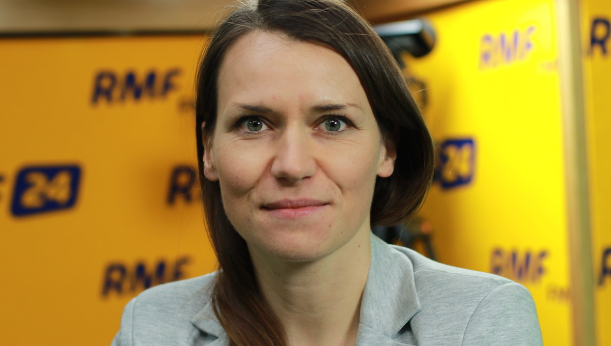 "Prezydent Warszawy wtedy, kiedy nie jest w Warszawie, jest na urlopie. Spotyka się ze swoimi sympatykami. Bardzo mnie cieszy, że tych sympatyków jest coraz więcej" - mówiła w Porannej rozmowie w RMF FM posłanka Koalicji Obywatelskiej Agnieszka Pomaska pytana o ostatnią aktywność Rafała Trzaskowskiego i wizyty m.in. w Szczecinie i Koszalinie. "Nie zbieramy jeszcze podpisów. Nie podpisałam się pod żadną listą. Czekam na datę wyborów. Jest tak, że bardzo dużo osób chce te podpisy zbierać" - zapewniła, odnosząc się do pojawiających się informacji o przedwczesnym zbieraniu podpisów pod kandydaturą Trzaskowskiego. 