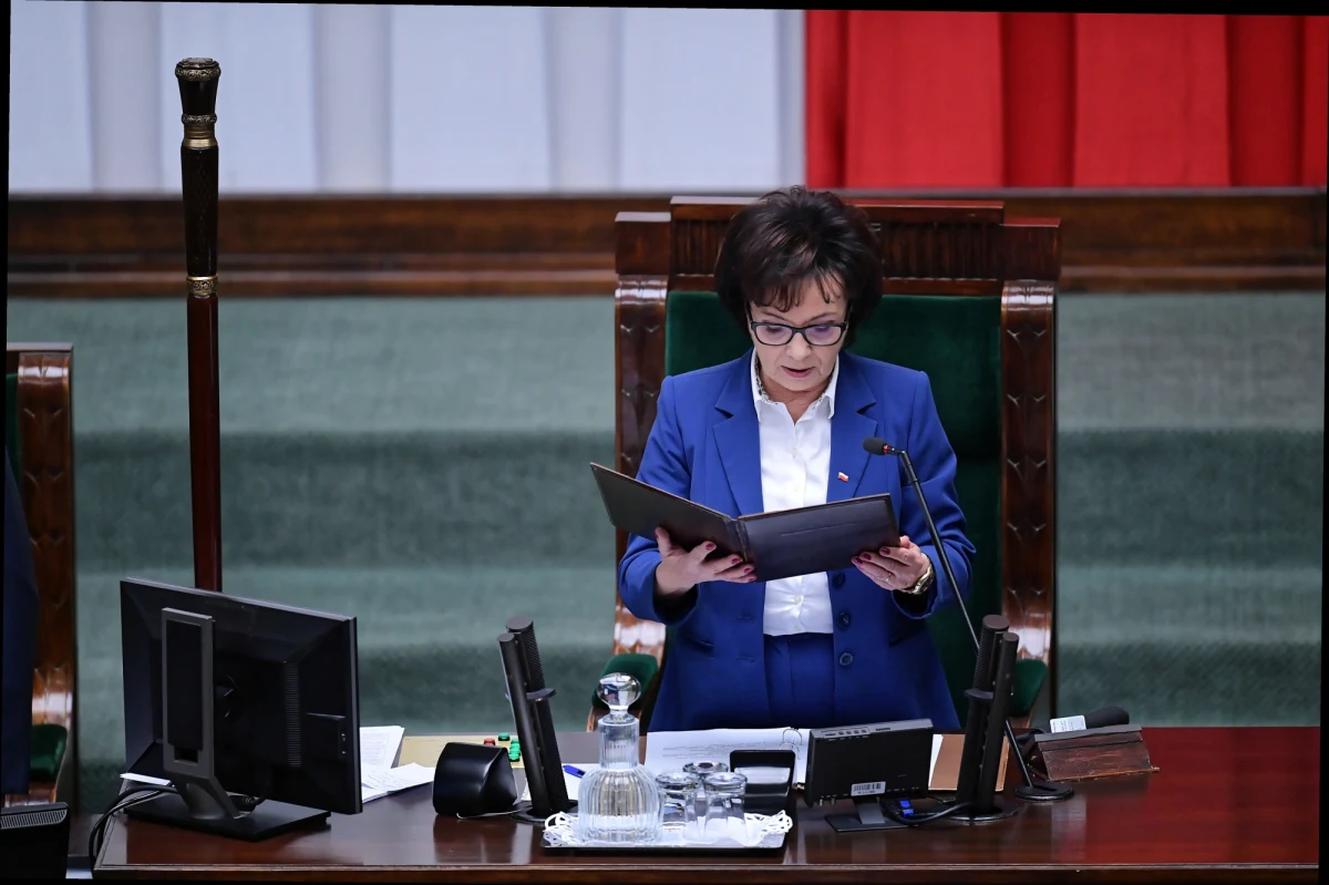 Marszałek Sejmu Elżbieta Witek popełnia delikt konstytucyjny nie ogłaszając terminu wyborów prezydenckich - uważa lider PO Borys Budka. Według niego skrajną hipokryzją rządu "jest mówienie o tym, że w KPRM trwają analizy, czy można ogłosić uchwałę PKW".