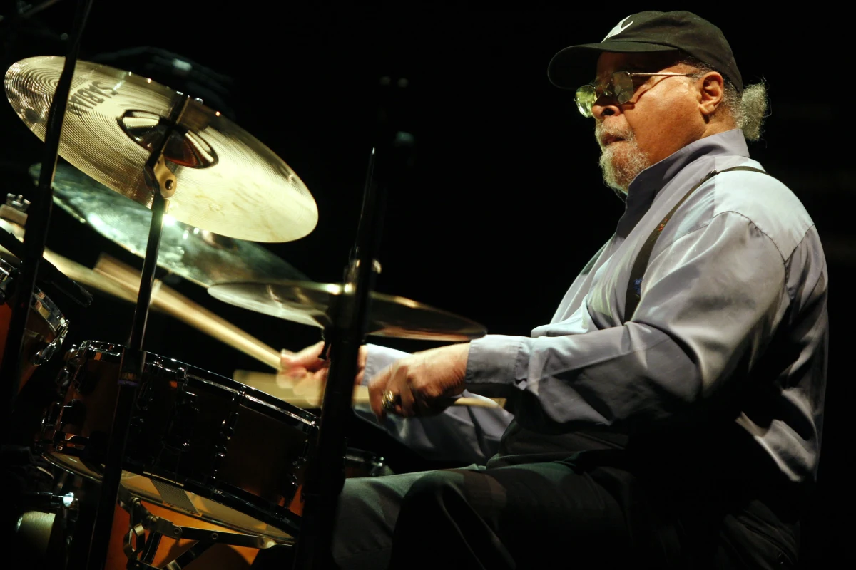 Nie żyje Jimmy Cobb, perkusista jazzowy, jeden z najwybitniejszych wykonawców tej muzyki, ostatni żyjący członek zespołu towarzyszącego Milesowi Davisowi w nagraniu legendarnego albumu "Kind of Blue". Muzyk zmarł w Nowym Jorku w niedzielę. Miał 91 lat.