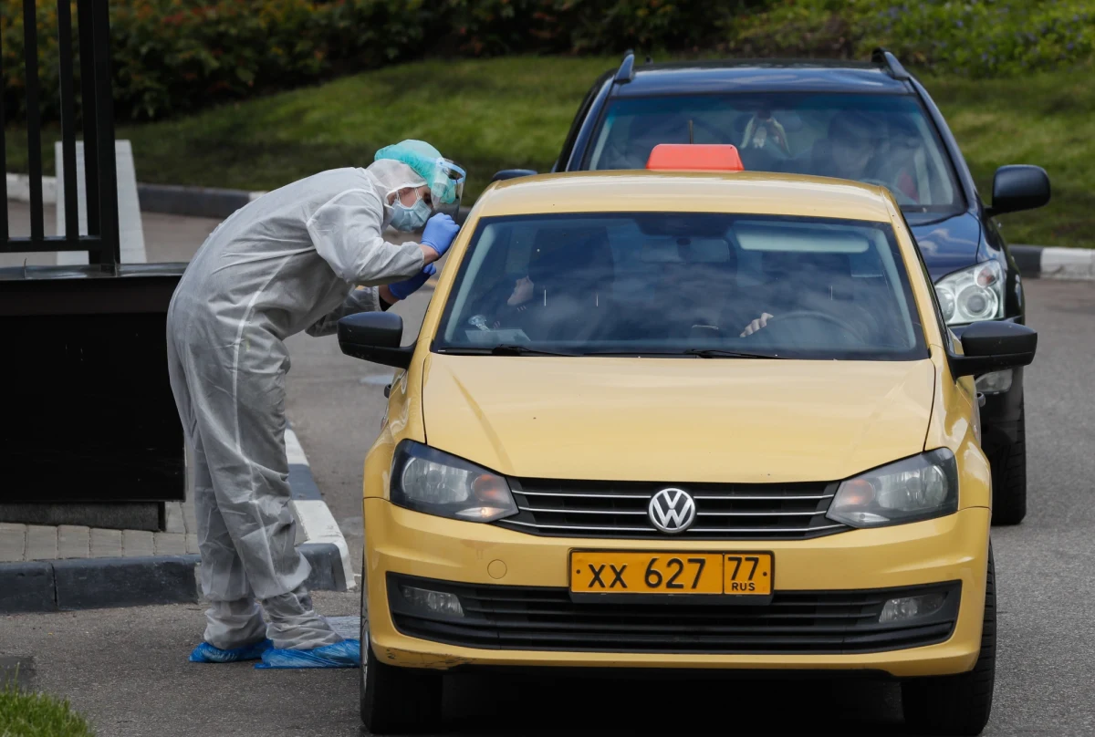 W Rosji zmarły w ciągu ostatniej doby 174 osoby zakażone koronawirusem - podał sztab ds. walki z epidemią. Jest to najwyższa dotąd liczba zgonów w ciągu jednej doby. Wykryto od poniedziałku 8915 nowych zakażeń i ich łączna liczba wynosi teraz 362 342. Ognisko infekcji wykryto wśród pracowników elektrowni atomowej w obwodzie smoleńskim.