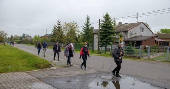 365. Łowicka Pielgrzymka na Jasną Górę została rozwiązana. Wczoraj w drogę wyruszyło 150 uczestników, dziś było ich niespełna 40. Od wczoraj pątnikom towarzyszyła policja, która kontrolowała przestrzeganie obowiązujących obostrzeń. 