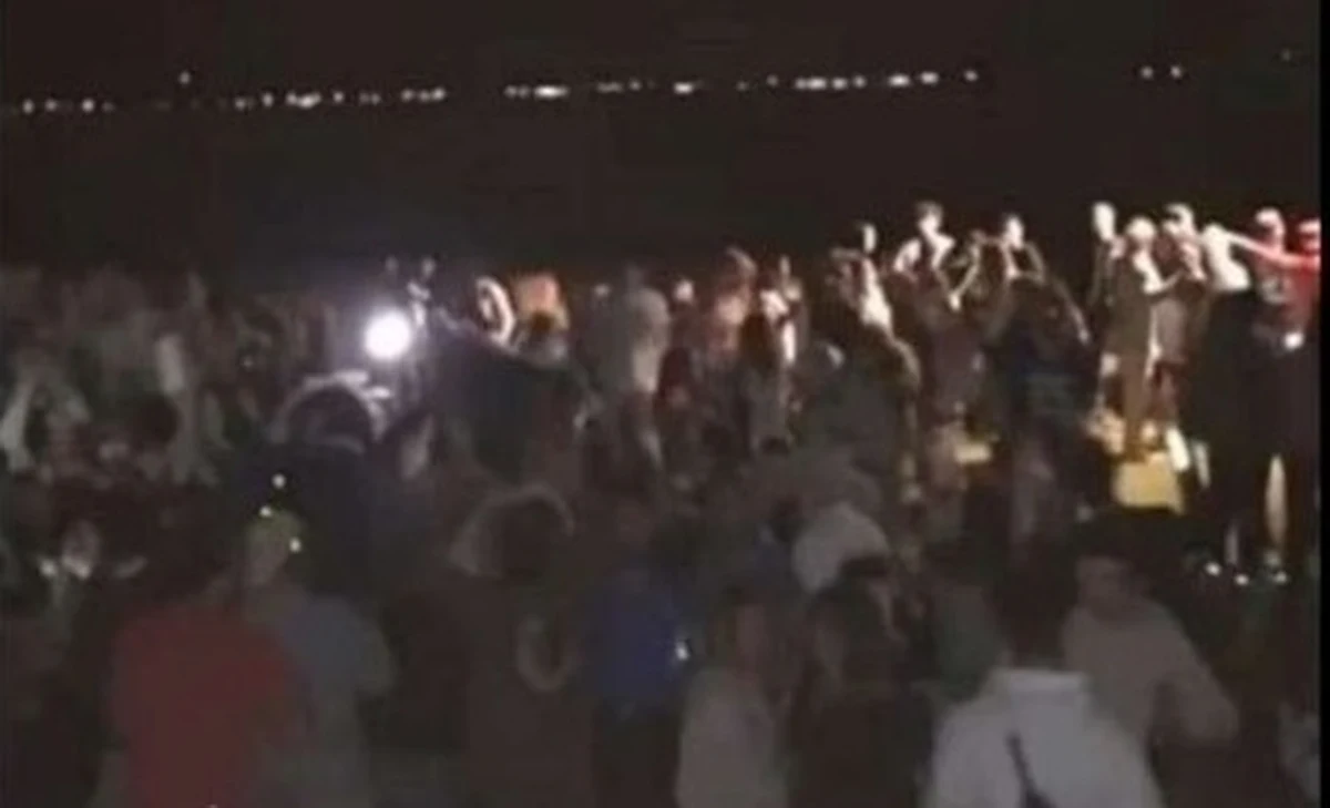 Na plaży w Arcachon koło Bordeaux, w jednym z najbardziej znanych nadatlantyckich kurortów we Francji, odbyła się wielka dyskoteka. Z powodu pandemii koronawirusa to wydarzenia było nielegalne. Prokuratura wszczęła natychmiastowe śledztwo, policja szuka uczestników imprezy.