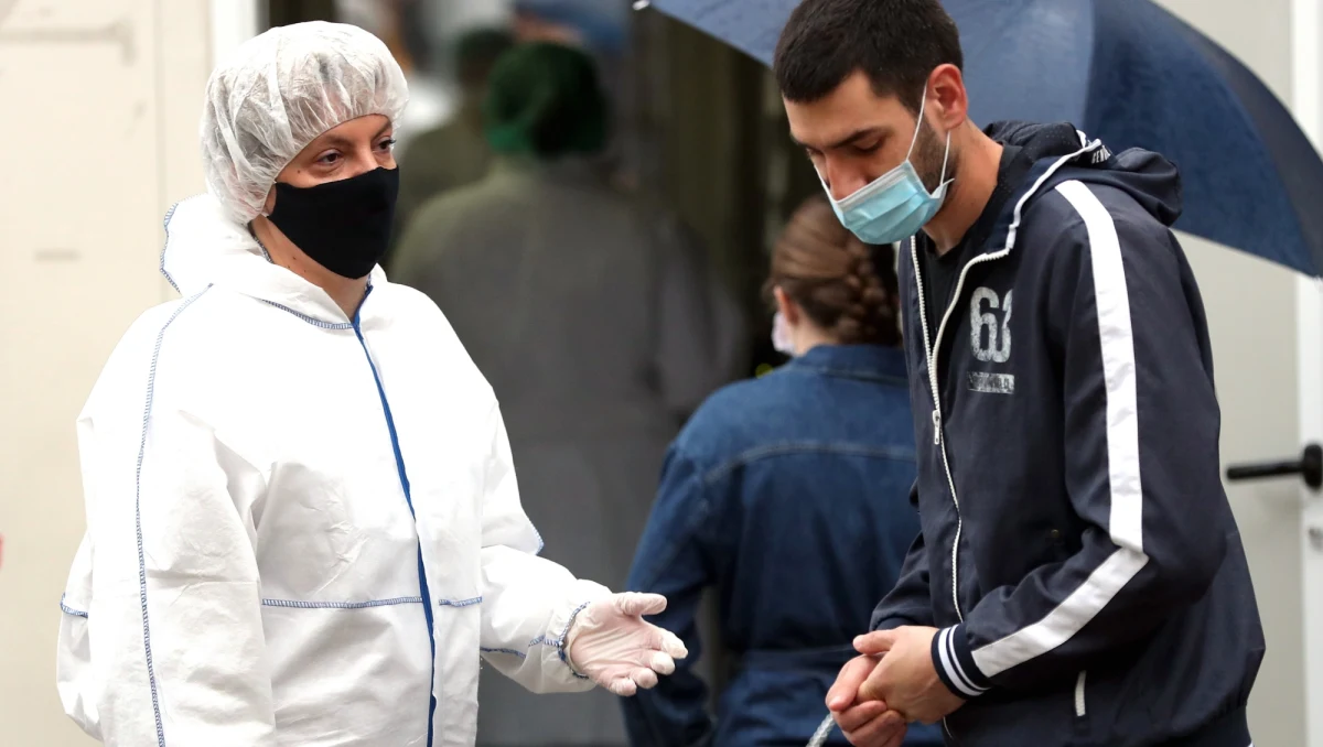 30 procent osób, które zachorowały na Covid-19 po zakażeniu się koronawirusem będzie mieć chroniczne problemy z układem oddechowym - taką prognozę przedstawiło we wtorek włoskie stowarzyszenie pulmonologii. Ostrzegło, że grozi to nowym kryzysem zdrowotnym.