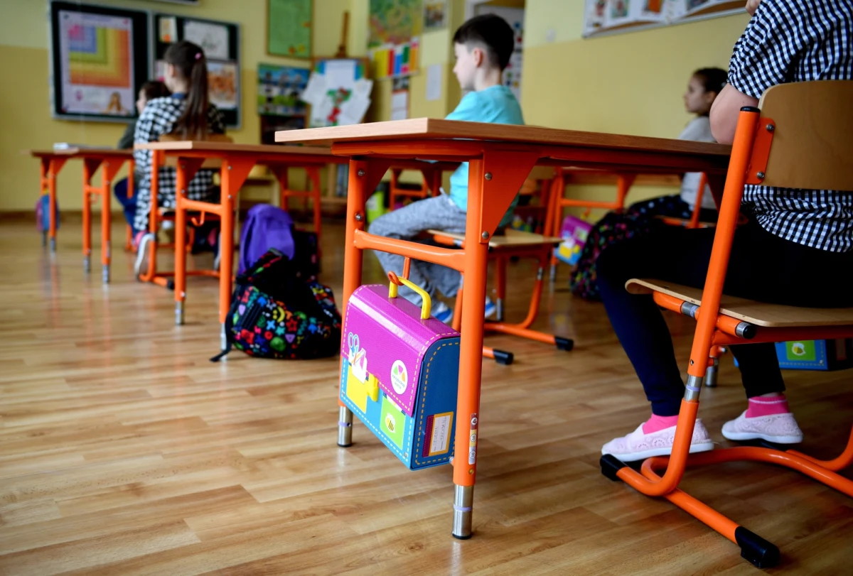 Nadzieję, że najpóźniej od września uczniowie wrócą do klas szkolnych - wyraził w rozmowie z kanałem "MaturaToBzdura.tv" w serwisie YouTube premier Mateusz Morawiecki. Decyzja, czy może wrócą tam jeszcze na ostatnie tygodnie czerwca podjęta zostanie w ciągu tygodnia, maksymalnie 10 dni.