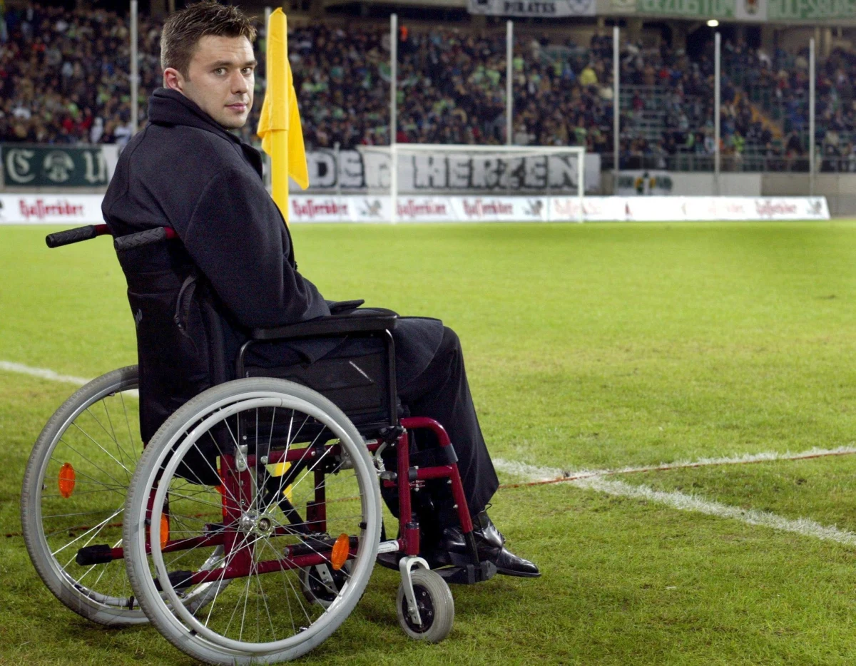 Krzysztofowi Nowakowi wróżono wielką karierę piłkarską. Gdy odchodził z tego świata 26 maja 2005 roku, miał niespełna 30 lat. Krzysztof Nowak urodził się 27 września 1975 roku w Warszawie. Pierwsze kroki jako piłkarz stawiał w Ursusie Warszawa i Sokole Pniewy, potem próbował swoich sił w greckim Panachaiki Patra i Legii Warszawa.