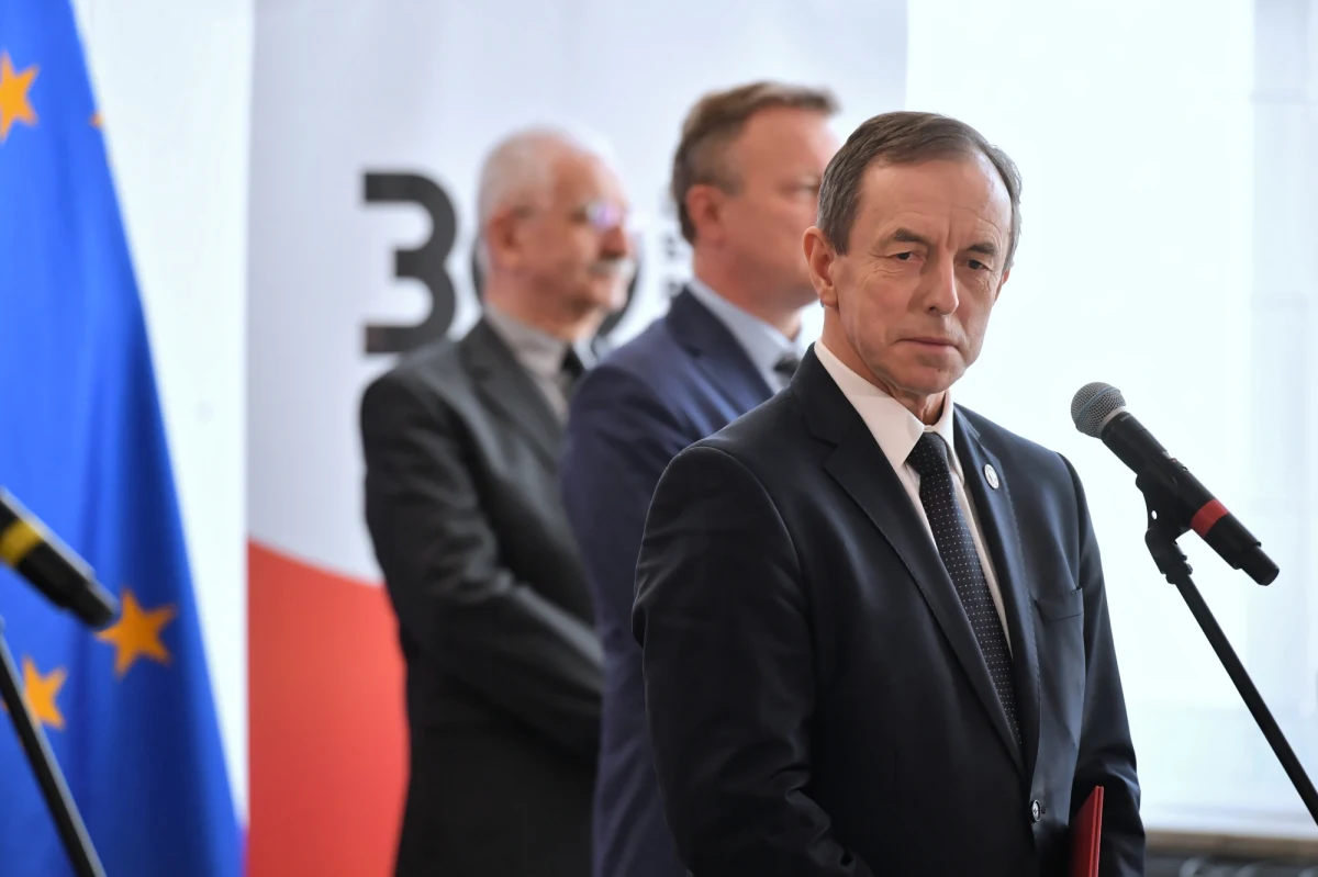 Nie śmiem dyktować marszałek Sejmu Elżbiecie Witek, jak powinna urządzać prace Sejmu, chociaż mam do trybu tych prac bardzo wiele zastrzeżeń. Prosiłbym, żeby ona również nie dyktowała senatorom i mnie, jak mamy sobie radzić w Senacie - powiedział we wtorek marszałek Senatu Tomasz Grodzki. Była to jego odpowiedź na słowa marszałek Sejmu, która czuje się oszukana w sprawie w sprawie tempa prac Senatu nad ustawą o hybrydowych wyborach prezydenckich. 