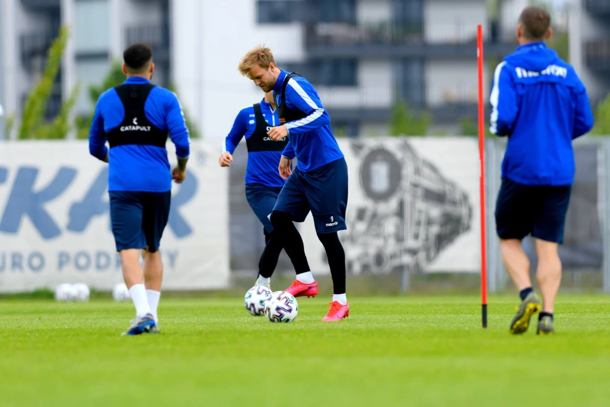 Mecz Stali Mielec z Lechem Poznań wyłoni ostatniego półfinalistę Pucharu Polski. Jeżeli to ekipa "Kolejorza" wygra wieczorne starcie, będziemy też znali datę meczu finałowego. Jest ona uzależniona od tego, czy w pojedynku o trofeum zagra przynajmniej jeden pierwszoligowiec. Na razie awans mają tylko kluby z Ekstraklasy: Cracovia, Lechia i Legia.