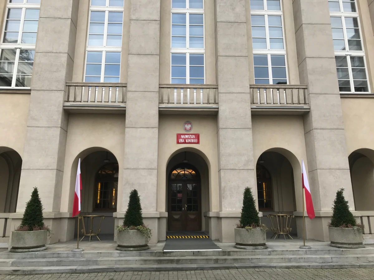 Sąd odrzucił zażalenie Mariana Banasia na przeszukanie jego mieszkań i gabinetu. Natomiast prokuratura i CBA nagle uznały, że nie potrzebują już jego notatek służbowych - pisze środowy "Dziennik Gazeta Prawna".