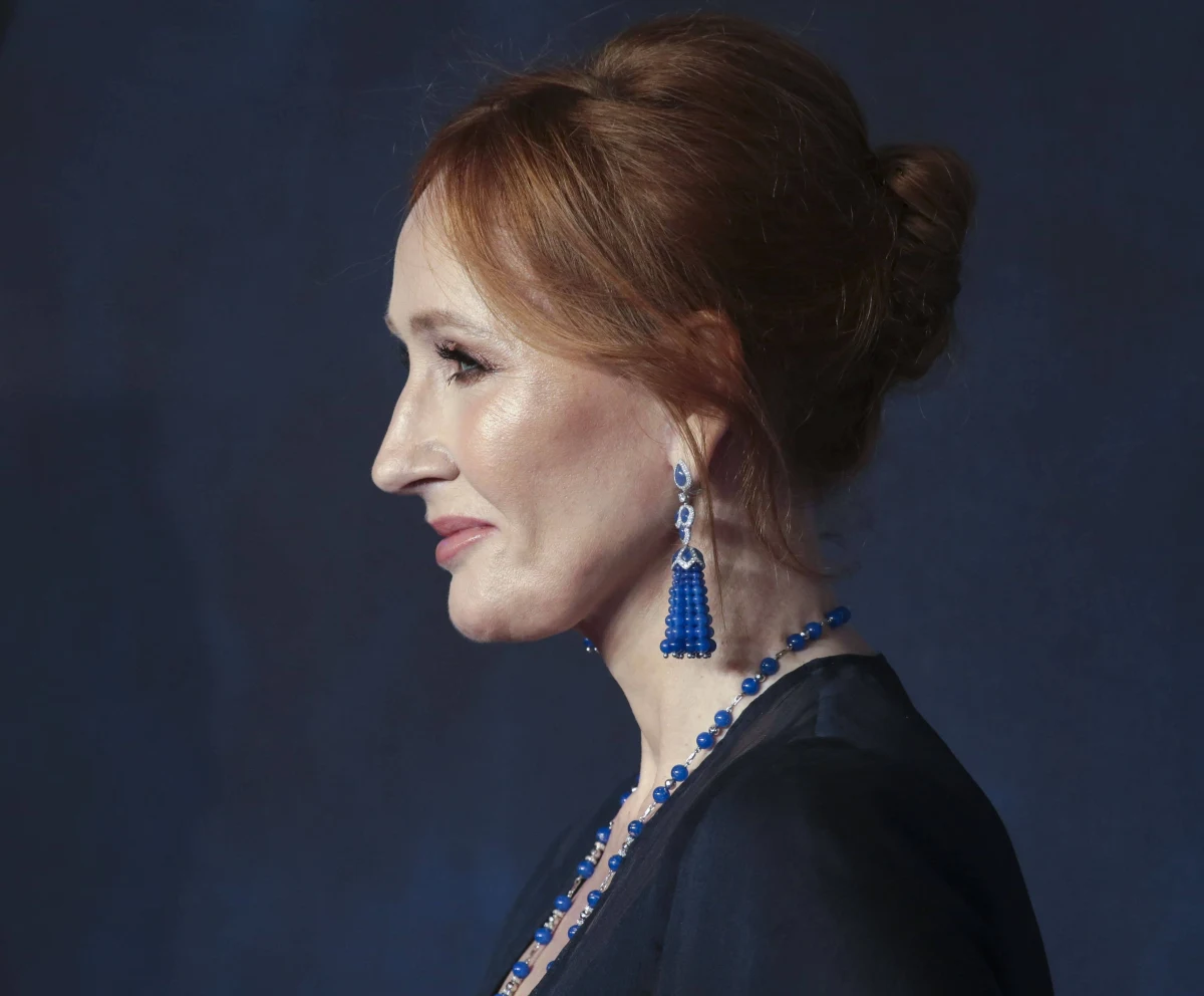 ​J.K. Rowling, autorka serii o Harrym Potterze, publikuje w internecie książkę dla dzieci pod tytułem "The Ickabog". Będzie ona dostępna bezpłatnie - poinformowała na Twitterze brytyjska pisarka. Pierwszy rozdział ukazał się we wtorek. Kolejne rozdziały będą publikowane na stronie theickabog.com codziennie do 10 lipca.