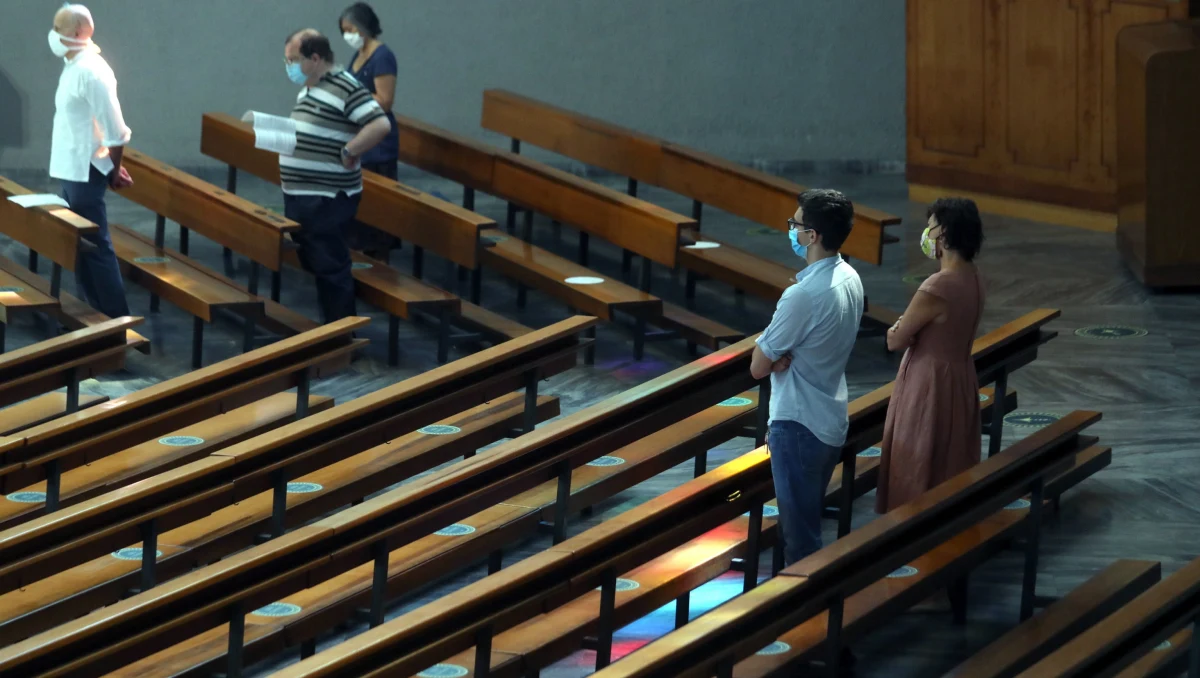 Podczas konferencji prasowej premier Mateusz Morawiecki ogłosił, że od najbliższej niedzieli zniesione zostaną limity wiernych w kościołach. Jak zaznaczył, trzeba będzie jednak pamiętać o noszeniu maseczek i bezpiecznym odstępie.