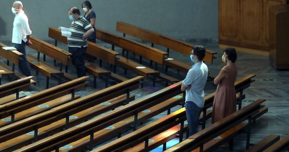 Podczas konferencji prasowej premier Mateusz Morawiecki ogłosił, że od najbliższej niedzieli zniesione zostaną limity wiernych w kościołach. Jak zaznaczył, trzeba będzie jednak pamiętać o noszeniu maseczek i bezpiecznym odstępie.