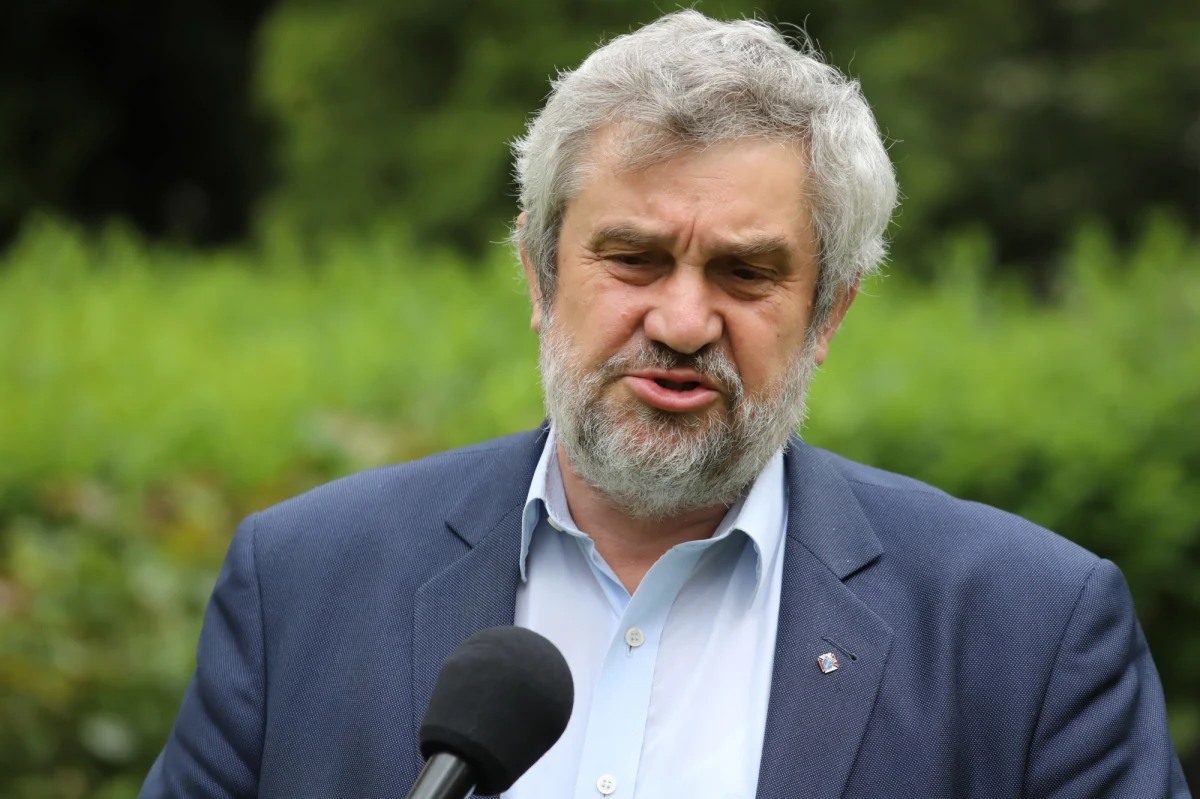 Premier Mateusz Morawiecki przyznał, że rozmawiał z ministrem rolnictwa Janem Krzysztofem Ardanowskim o jego kontrowersyjnej wypowiedzi z Popołudniowej rozmowy w RMF FM. Gość Marcina Zaborskiego zasugerował, że nauczyciele mogliby poszukać pracy przy zbiorach owoców. "Ja z panem ministrem Ardanowskim rozmawiałem po tym. Uznał tę wypowiedź za niefortunną. Jeżeli ktokolwiek poczuł się dotknięty to pan minister zajmie odpowiednie stanowisko w tej sprawie" - zapewnił Morawiecki.