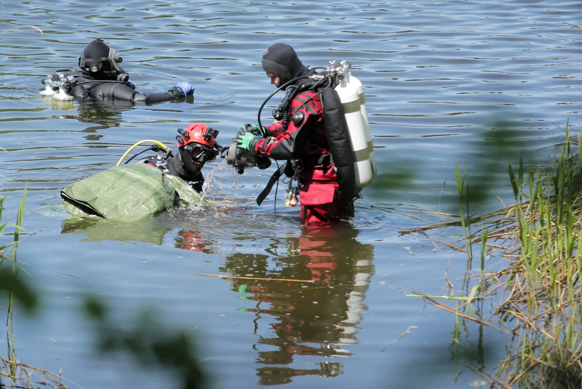 Z Jeziora Dywickiego pod Olsztynem wydobyto torbę z ludzkimi szczątkami. Nurkowie z Fundacji "Na Tropie" poszukiwali w tym miejscu ciała zaginionej w 1996 roku Joanny Gibner. Trzy tygodnie po ślubie 23-latkę zabił mąż. Nigdy nie zdradził, gdzie ukrył jej ciało. Przez lata utrzymywał najpierw, że Joanna zaginęła, potem że go porzuciła i wyjechała za granicę. Sprawa zabójstwa wyszła na jaw po latach, kiedy związał się z inną kobietą. Mężczyzna został skazany za zabicie żony, wyrok odsiedział w więzieniu, a następnie wyjechał do Anglii, gdzie zmarł. Teraz wszystko wskazuje na to, że 24 lata po zniknięciu Joanna Gibner została odnaleziona.