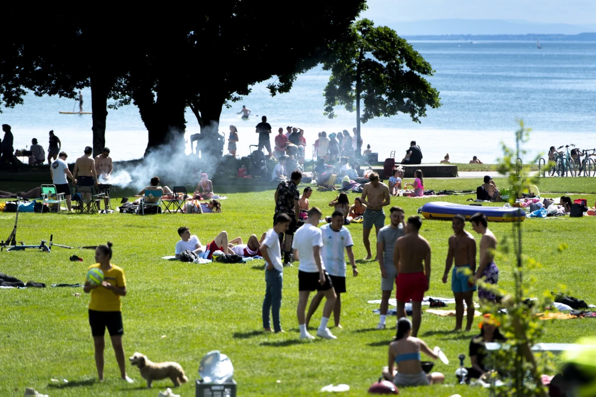 Prof. Krzysztof Simon, ordynator oddziału chorób zakaźnych wrocławskiego szpitala specjalistycznego oraz konsultant wojewódzki jest zaskoczony radykalnością otwarcia życia publicznego w dobie epidemii koronawirusa. Premier Mateusz Morawiecki poinformował, że od soboty zniesione zostaną ograniczenia w handlu i gastronomii. Od niedzieli zniesione zostaną limity dot. liczby wiernych w kościołach. 6 czerwca z kolei otworzą się np. kina i teatry, siłownie, kluby fitness, baseny i solaria oraz parki rozrywki - wyjątkiem będą tu natomiast kluby i dyskoteki. Również od 6 czerwca możliwe będzie organizowanie wesel dla maksymalnie 150 ludzi. 