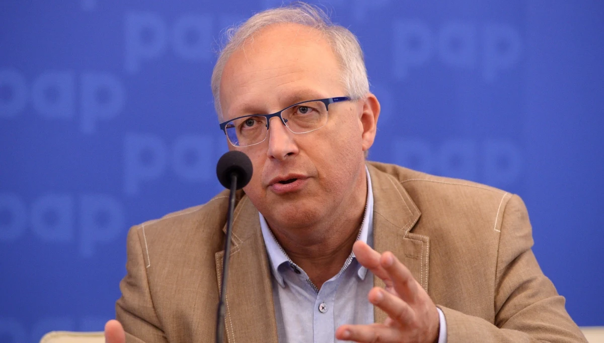 „Nie widzimy spadku epidemii. Cały czas liczba zakażeń utrzymuje się codziennie między 300 a 500 osób. Trudno mówić o tym, że mamy jakąś zmianę” – mówił w Popołudniowej rozmowie w RMF FM kierownik Kliniki Chorób Zakaźnych i Hepatologii Uniwersytetu Medycznego w Białymstoku i prezes Polskiego Towarzystwa Epidemiologów i Lekarzy Chorób Zakaźnych prof. Robert Flisiak. Podkreślił także, że nie był zwolennikiem noszenia maseczek, bo "wiele osób mogło zrobić sobie krzywdę".