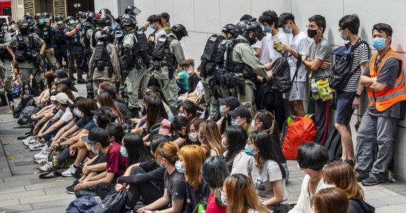 Tysiące osób wyszły na ulice Hongkongu w proteście przeciwko ograniczaniu autonomii regionu i planom narzucenia mu prawa o bezpieczeństwie narodowym przez rząd centralny w Pekinie. Hongkońska policja użyła amunicji pieprzowej i zatrzymała ponad 360 osób.