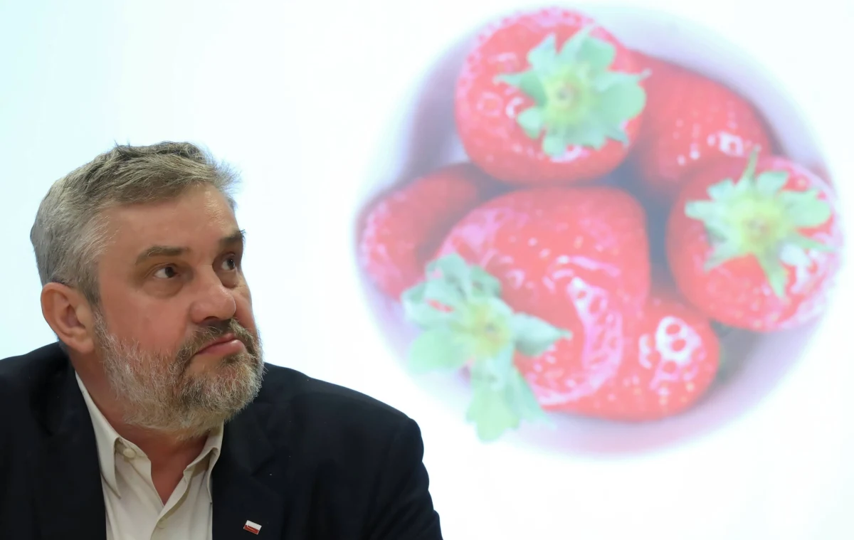 Minister rolnictwa Jan Krzysztof Ardanowski wystosował list otwarty do prezesa Związku Nauczycielstwa Polskiego Sławomira Broniarza w związku z jego wypowiedzią dot. pomocy rolnikom przy zbiorach. Jego treść została opublikowana na stronie internetowej resortu rolnictwa. W poniedziałek szef resortu rolnictwa mówił w Popołudniowej rozmowie w RMF FM, że Polacy, którzy pozostają bez pracy, nie mają prawa do zasiłku, w tym młodzież i nauczyciele, którzy nie będą pracować, żeby przez "kilka, kilkanaście dni popracowali u rolników".