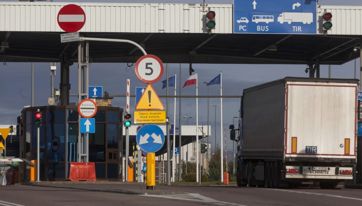 Dwóch Polaków zostało ukaranych mandatami za nielegalne przekroczenie polsko-białoruskiej granicy, ale z tego powodu muszą też odbyć dwutygodniową kwarantannę - poinformował Podlaski Oddział Straży Granicznej. Jak się tłumaczyli po zatrzymaniu, chcieli tylko zrobić sobie zdjęcie. 