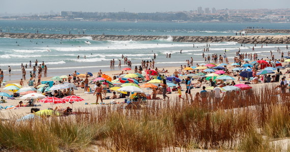 Mimo obowiązujących w Portugalii restrykcji z powodu epidemii koronawirusa, premier Antonio Costa i prezydent Marcelo Rebelo de Sousa udali się na plaże. Politycy zostali “przyłapani” w tłumie wczasowiczów przez lokalne media.