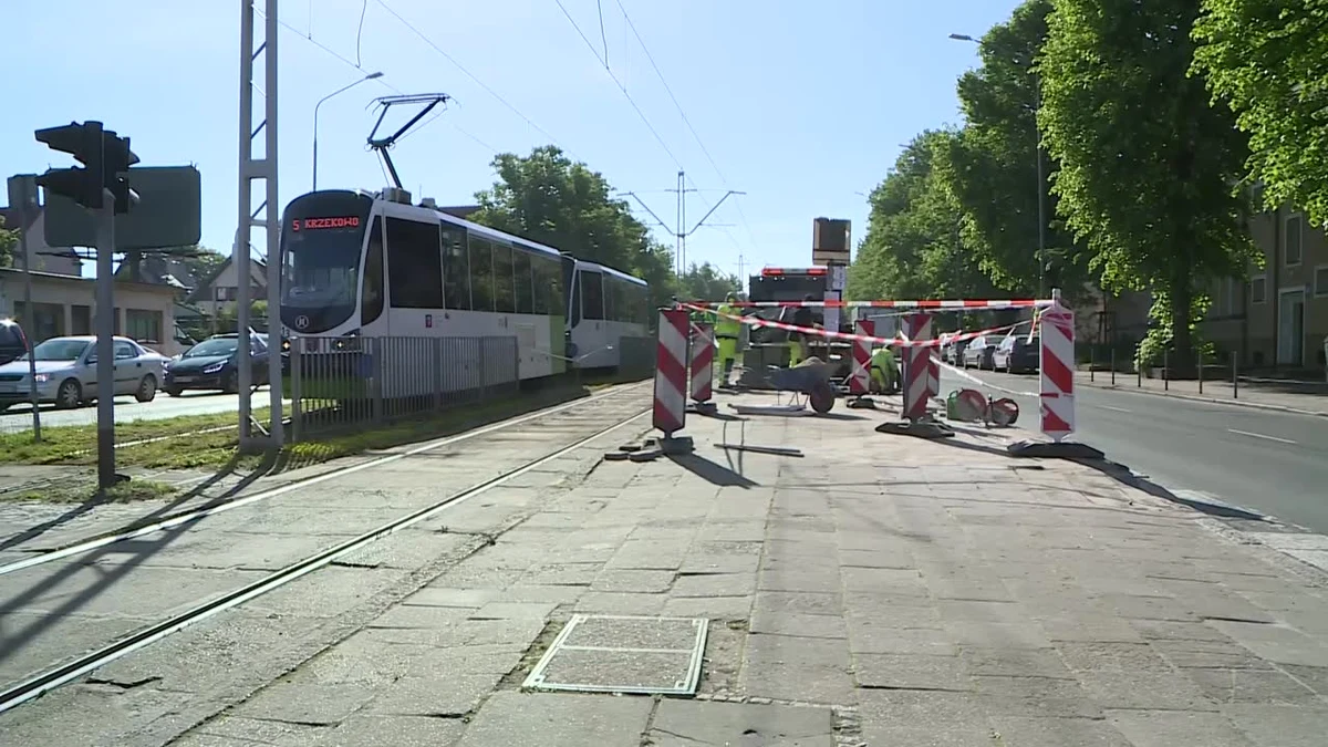 Rozpędzony SUV nie ustąpił pierwszeństwa autobusowi miejskiemu. Doszło do zderzenia, w wyniku którego autobus staranował przystanek tramwajowy, a potem przejechał przez tory i uderzył w wiatę przystanku autobusowego po drugiej stronie ulicy. Jak podkreśla Hanna Pieczyńska, rzeczniczka Zarządu Dróg i Transportu Miejskiego w Szczecinie, gdyby na przystanku stali pasażerowie, mogłoby dojść do tragedii.