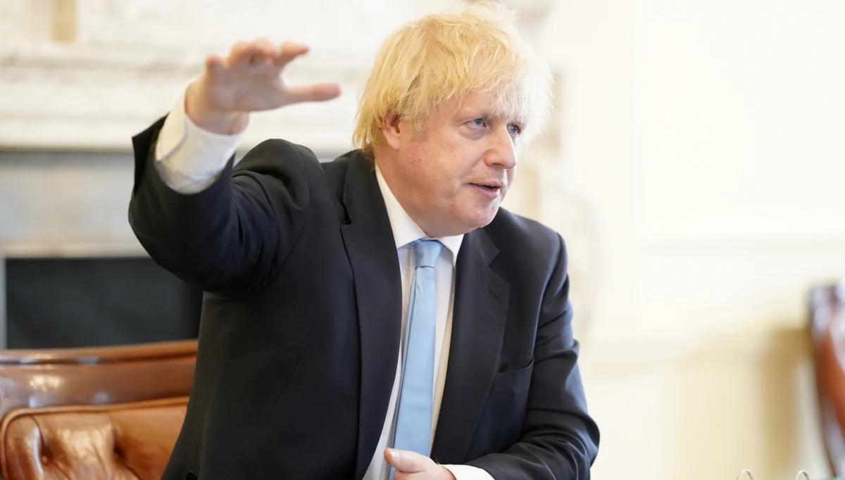Brytyjski premier Boris Johnson wykluczył dochodzenie w sprawie domniemanego złamania przez swojego głównego doradcę Dominica Cummingsa zakazu przemieszczania się bez potrzeby i przekonywał, że czas, by zostawić ten spór i zając się innymi sprawami. 