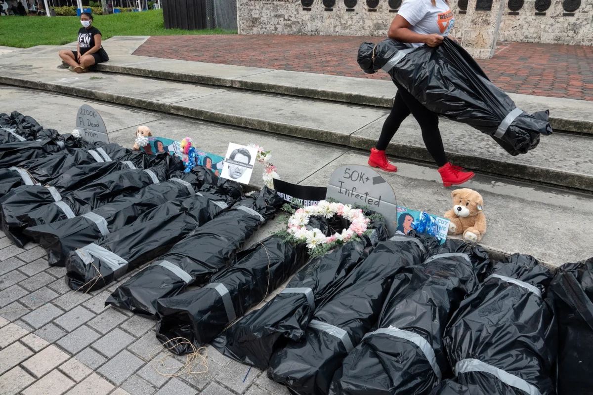 100 tys. przekroczył w środę bilans ofiar śmiertelnych epidemii koronawirusa w Stanach Zjednoczonych; USA są pod tym względem zdecydowanym światowym liderem - wynika z danych Uniwersytetu Johnsa Hopkinsa. Więcej niż co czwarty zmarły na Covid-19 jest Amerykaninem.
