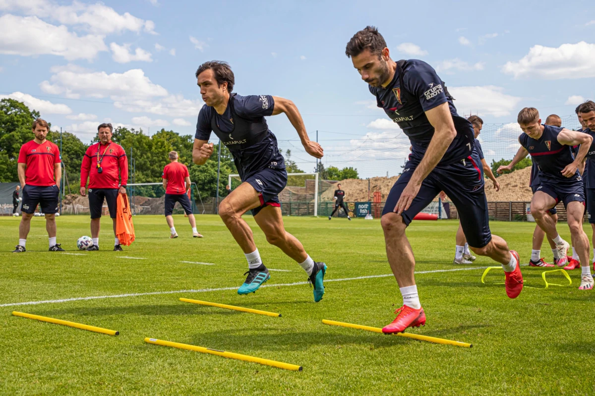 Mecze ekstraklasy piłkarskiej, wracającej w piątek do gry po przerwie spowodowanej pandemią koronawirusa, będzie można oglądać w Canal+ z hałasami z trybun. Abonenci będą mogli wybrać, czy chcą słyszeć doping, mimo iż kibiców na stadionie nie będzie.