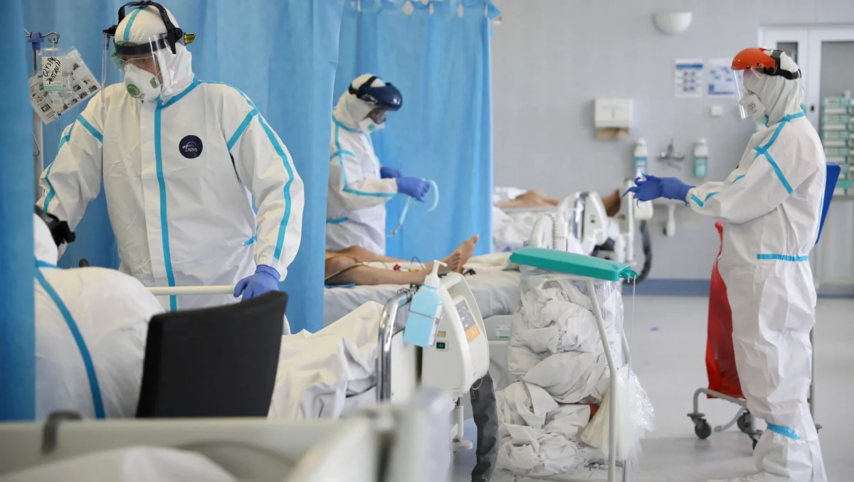 W czwartek Ministerstwo Zdrowia poinformowało o 352 nowych przypadkach zakażenia koronawirusem w Polsce. Zmarło też 10 osób.  Łącznie, od początku pandemii w Polsce wykryto 22 825 zakażeń, zmarło 1 038 osób.