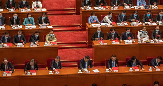 Chiński parlament formalnie zatwierdził w czwartek decyzję o narzuceniu Hongkongowi prawa o bezpieczeństwie narodowym. Projekt wywołał protesty w tym regionie, zaognił spór między Chinami i USA, a wielu ocenia go jako ograniczenie autonomii Hongkongu.