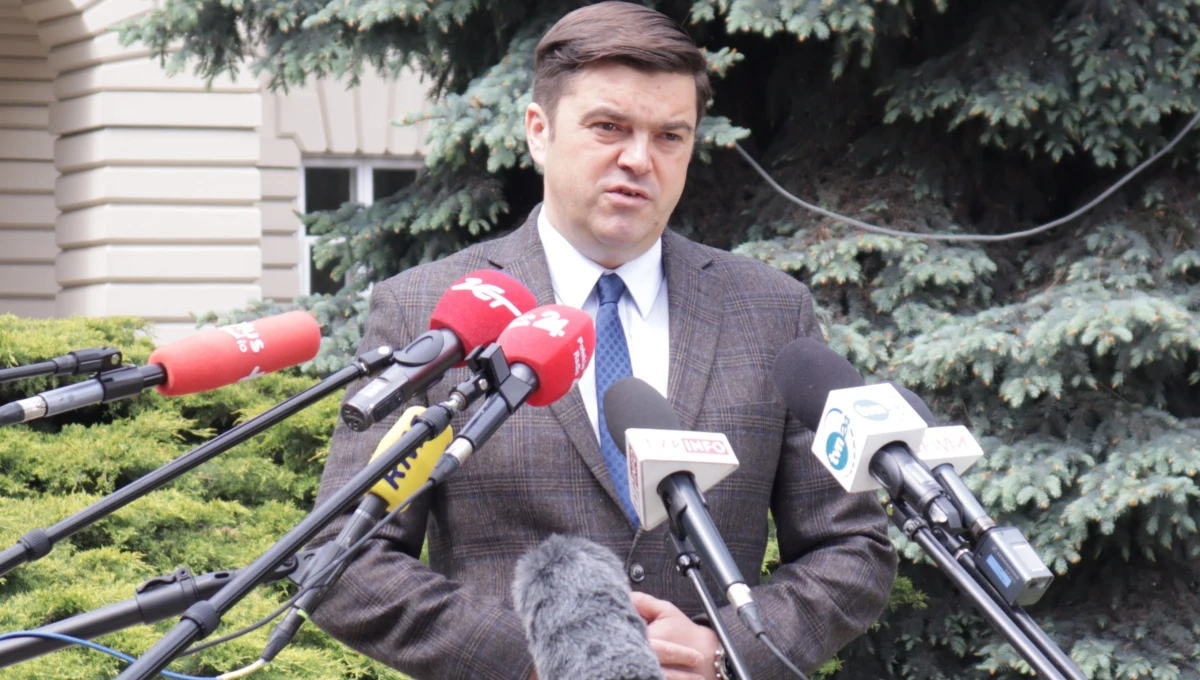 Poza trzema województwami, czyli śląskim, łódzkim i wielkopolskim mówimy o spadku liczby zachorowań; tam są ogniska, które w przyszłym tygodniu powinny wygasać - powiedział w czwartek rzecznik Ministerstwa Zdrowia Wojciech Andrusiewicz. Jak dodał, wtedy tendencja będzie spadkowa w całym kraju.