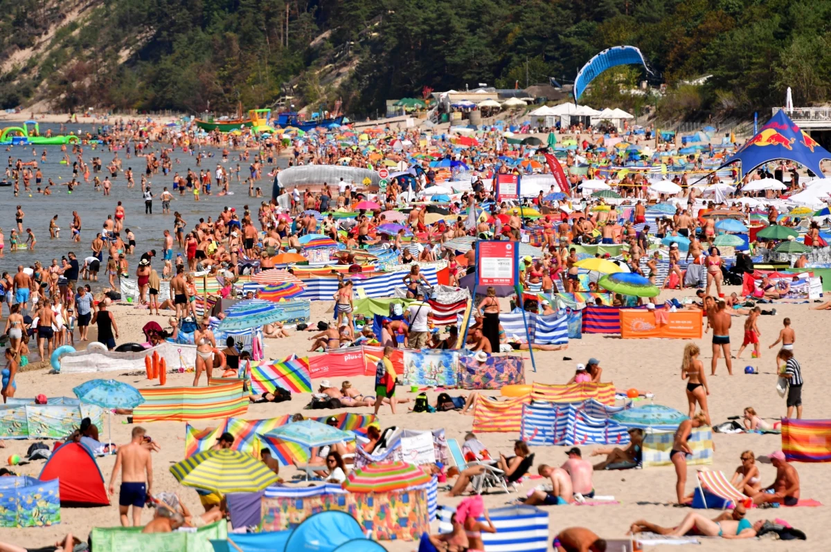 Nadmierne zagęszczenie ludzi na plażach i kąpieliskach to główne zagrożenie związane z koronawirusem, jakie należy uwzględnić przed zbliżającym się sezonem letnim - taki wniosek płynie z pisma, które do Głównego Inspektoratu Sanitarnego trafiło z Narodowego Instytutu Zdrowia Publicznego - Państwowego Zakładu Higieny. Do dokumentu, zawierającego zalecenia dla samorządów, organizatorów kąpielisk i ich użytkowników, dotarł reporter RMF FM Kuba Kaługa. Pismo stwierdza np., że "optymalnie byłoby, aby na plaży przebywało około 1/3 przeciętnej dziennej liczby odwiedzających z typowego sezonu letniego".