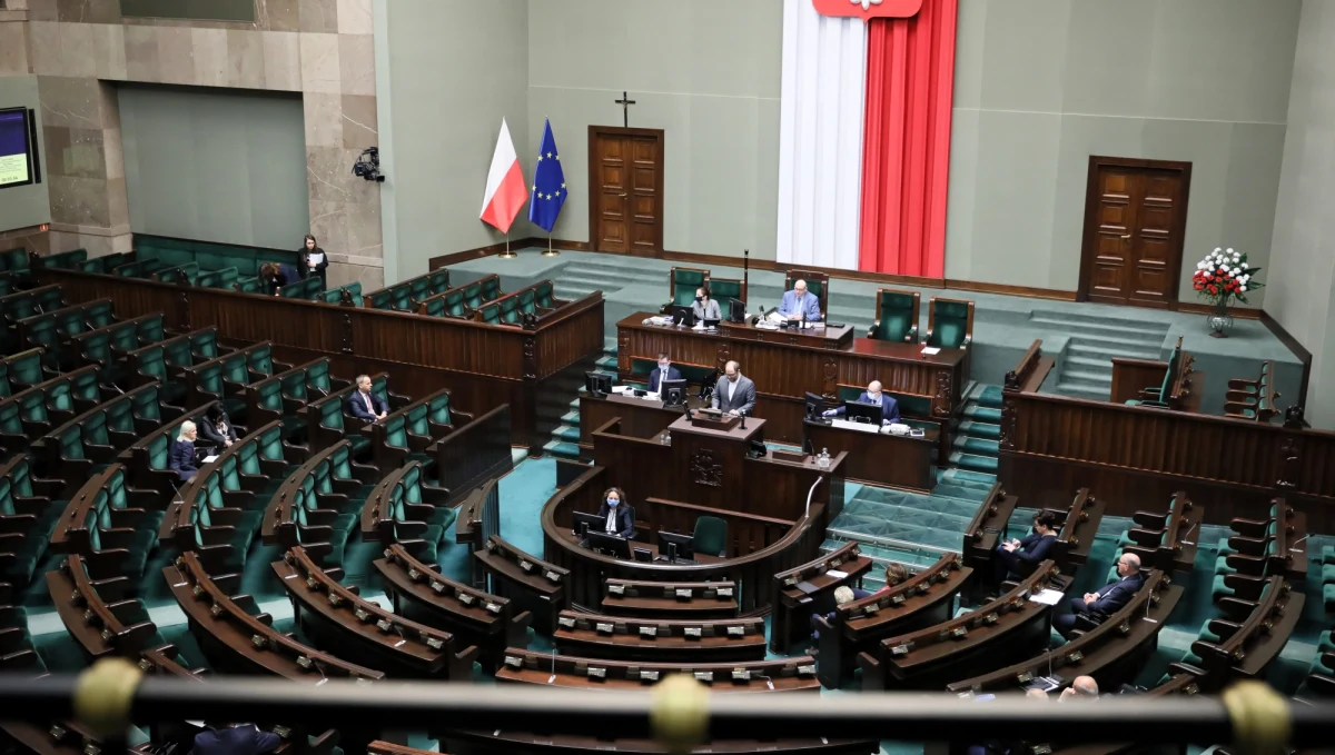 Osoby, które w trakcie obecnego kryzysu straciły pracę, nie będą musiały przez jakiś czas spłacać kredytów. Zakłada to tarcza antykryzysowa, nad którą dziś ma głosować Sejm.