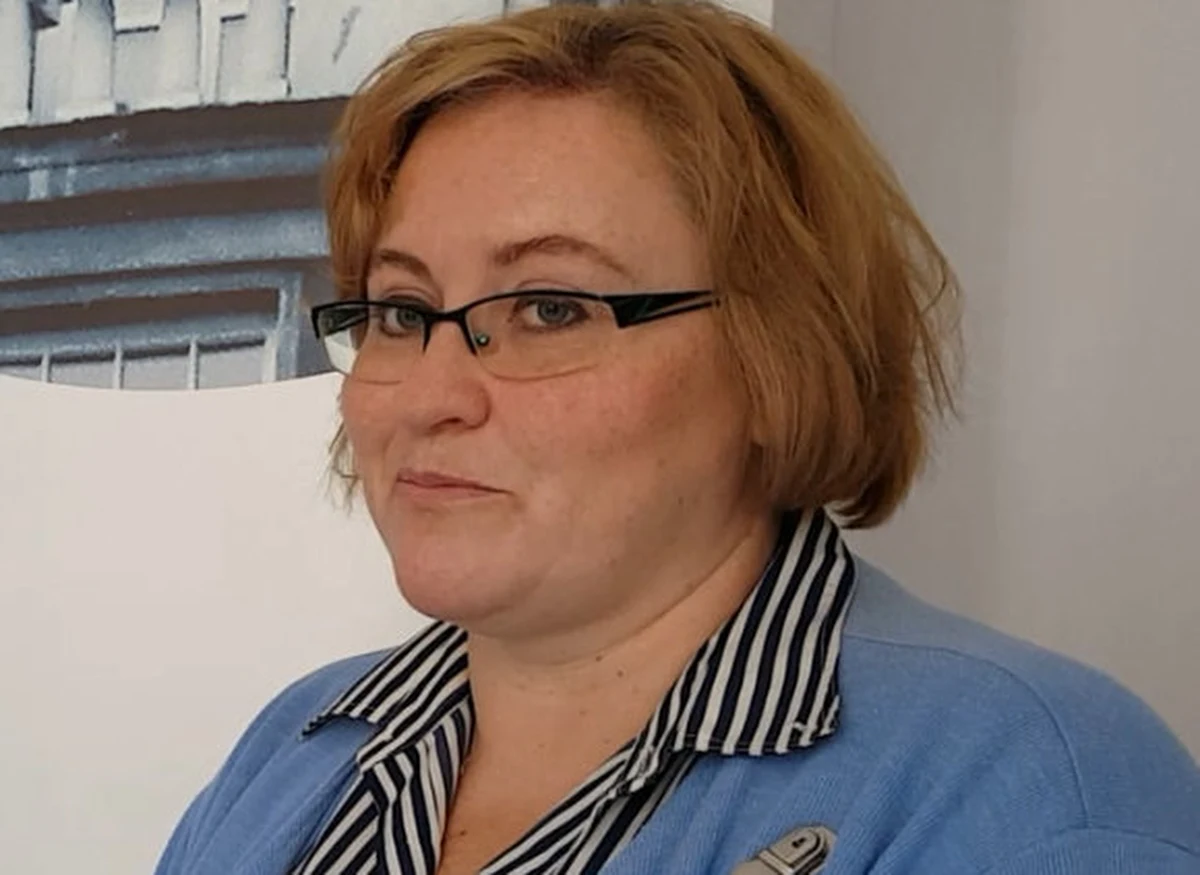 "Jestem zwolenniczką, by nosić maseczki tam, gdzie gromadzimy się w większej grupie osób. I tam one zostają" – mówi dr hab. Iwona Paradowska-Stankiewicz, krajowy konsultant w dziedzinie epidemiologii. Gość Popołudniowej rozmowy w RMF FM pytana o mocne luzowanie restrykcji wprowadzonych w związku z epidemią koronawirusa, odpowiada: "Jesteśmy w zupełnie innej sytuacji. To są już trzy miesiące od pojawienia się pierwszego przypadku 3 marca". Nasz gość przyznaje, że utrzymanie reżimu sanitarnego na weselu po kilku godzinach biesiadowania "może być trudne". I dodaje, że dopuszczalna liczba weselników do 150 osób nie była z nią konsultowana. 