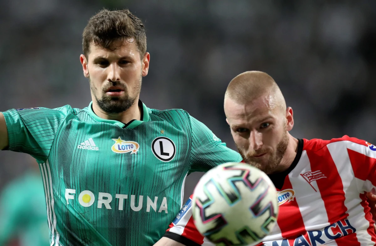 80 dni bez polskiej piłki nożnej. Czas niezwykle długiego postu dla niepoprawnych piłkarskich romantyków dobiega wreszcie końca. Dziś wielki dzień, z którym do gry wraca polska Ekstraklasa. I choć poziom rozgrywek zwykł przyprawiać nas o ból głowy, to ostatnie dwa pucharowe mecze pokazały, że głód gry w piłkarzach jest spory. Zatem wydaje się, że przynajmniej w pierwszy weekend możemy liczyć na kilka solidnych widowisk. Szkoda, że obejrzymy je tylko na ekranach telewizorów.