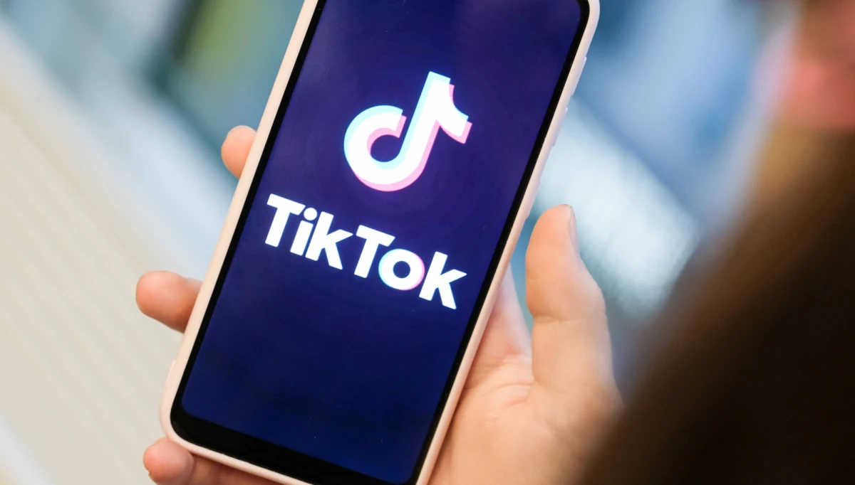 Opublikowane przez policjanta na TikToku nagranie, które miało zachęcać do pomagania biednym, pomogło odnaleźć zaginionego dwa lata temu mężczyznę. We wtorek wieczorem wrócił on z synem do domu na południu Indii - poinformował w czwartek serwis BBC News.