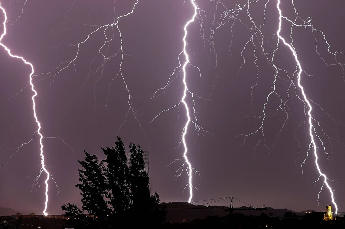 Instytut Meteorologii i Gospodarki Wodnej wydał ostrzeżenie pierwszego stopnia przed burzami dla południowej i wschodniej Polski.