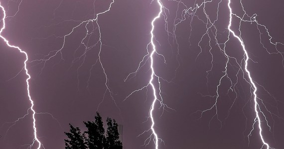Instytut Meteorologii i Gospodarki Wodnej wydał ostrzeżenie pierwszego stopnia przed burzami dla południowej i wschodniej Polski.