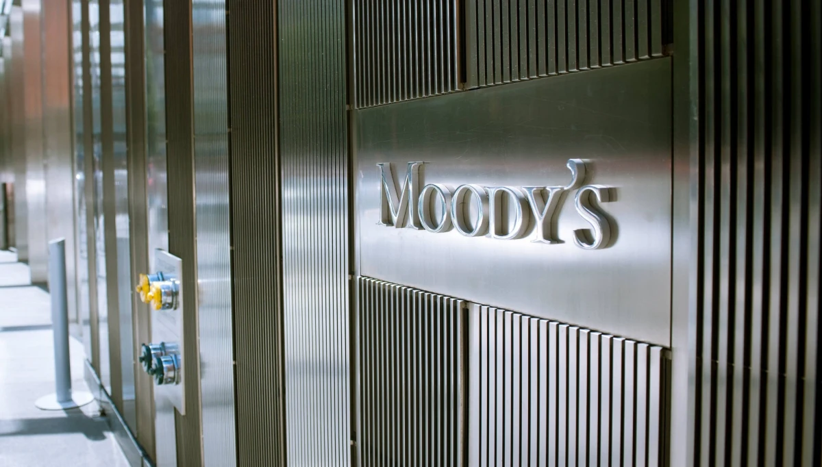 Moody's prognozuje większy spadek PKB Polski. Agencja zakładała wcześniej, że dynamika PKB Polski w 2020 roku wyniesie -2 proc., a obecnie prognozuje recesję -3,8 proc.  Eksperci zakładają jednak, że w 2021 roku zanotujemy wyższy wzrost: 4 proc., wobec 3,4 proc z wcześniejszej prognozy. 